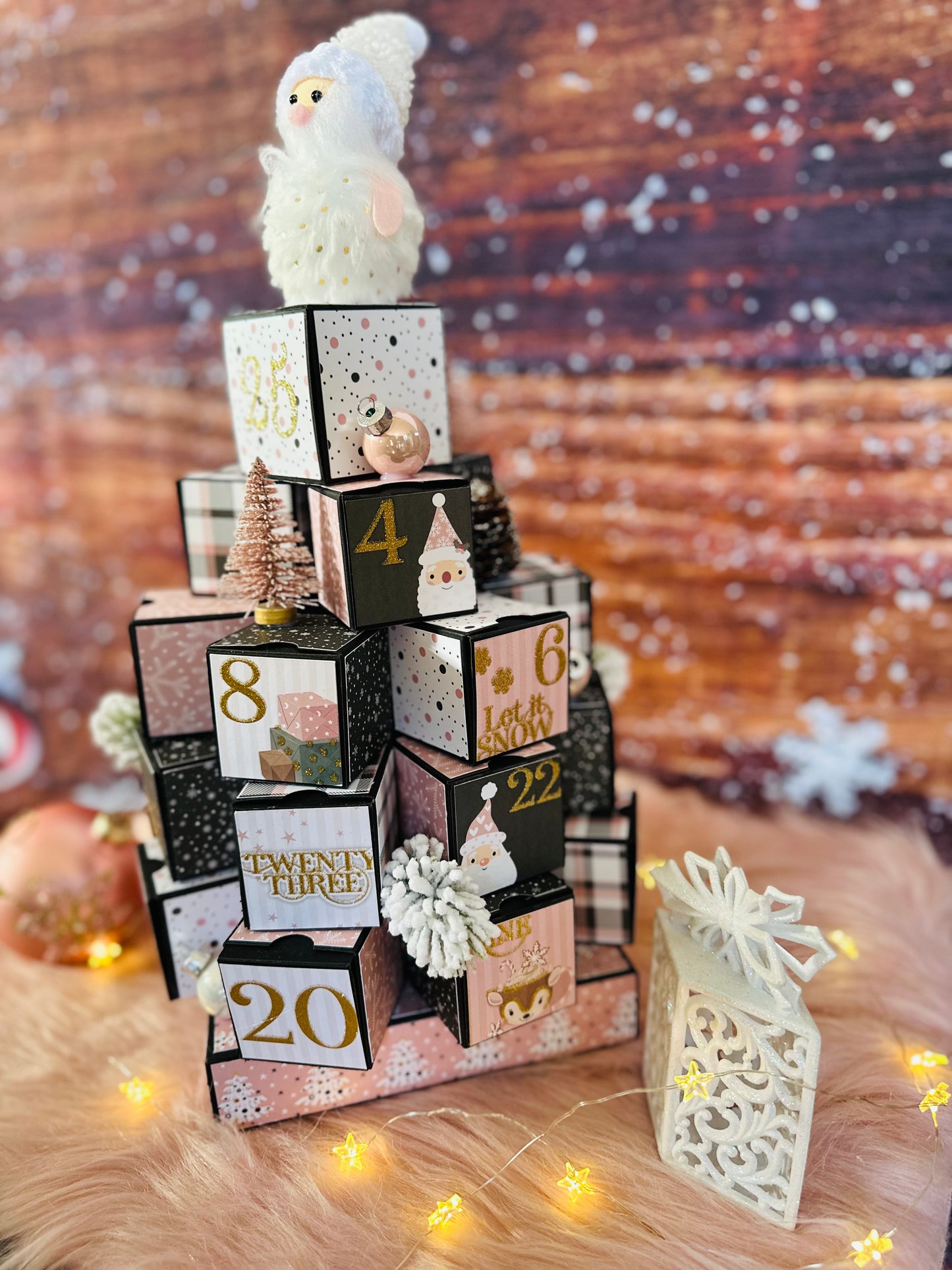 Calendrier de l'Avent pyramide " Bonhomme rose"