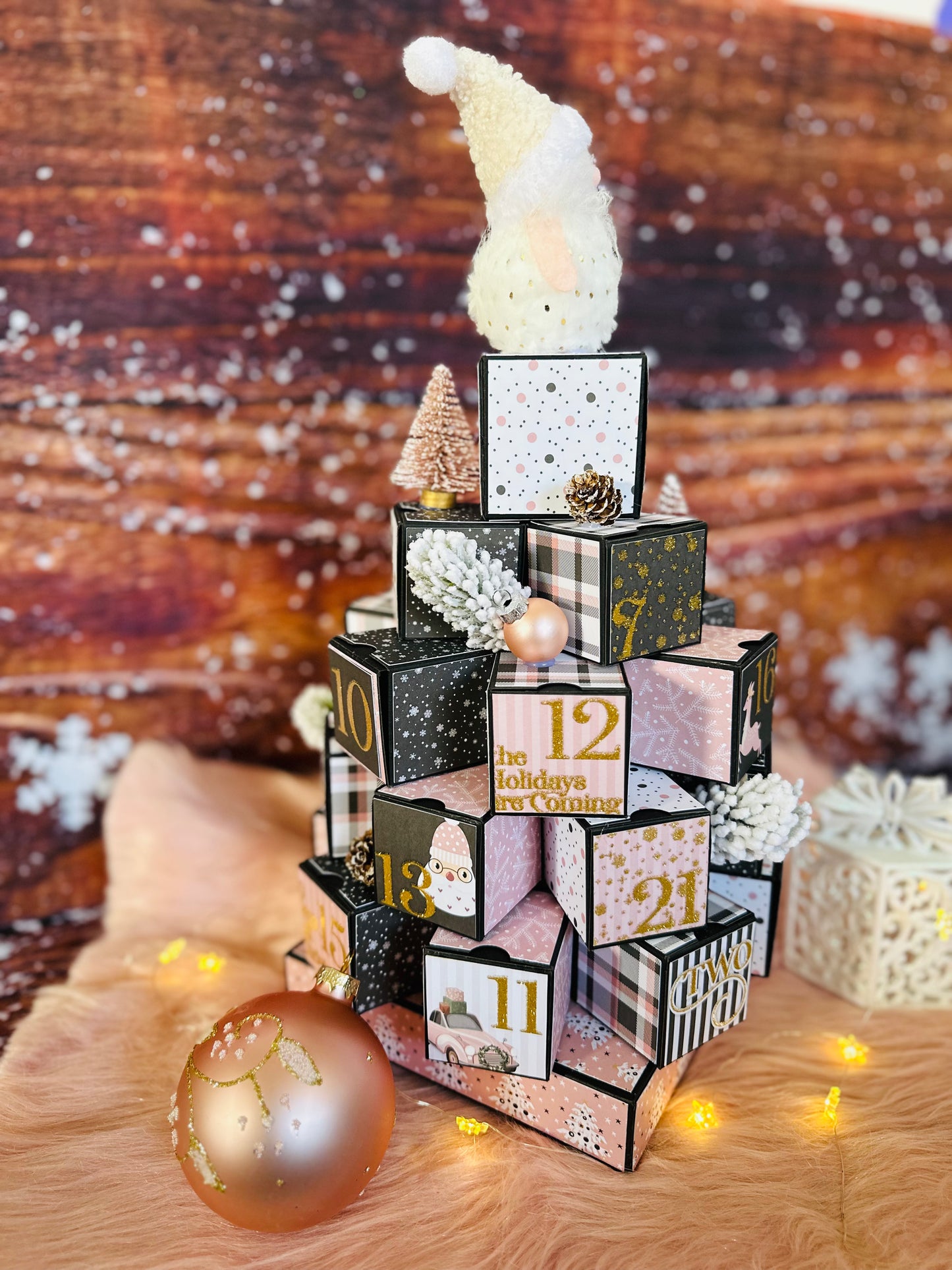 Calendrier de l'Avent pyramide " Bonhomme rose"
